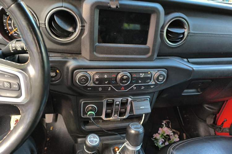 Used Jeep Wrangler 2019 2.0T Sahara Four-Door Version China VI Emission Standard
