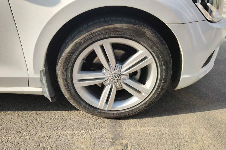 Used Volkswagen Lamando 2018 280TSI DSG Comfort Edition Right Front Wheel Hub