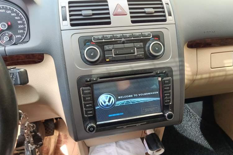 Used Volkswagen Touran 2011 1.4T DSG ZhiZhen Edition 5 Seats Audio And AC Panel