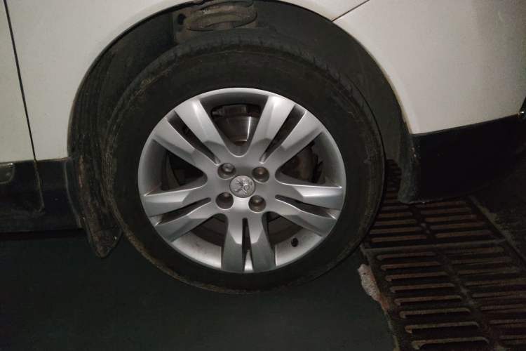 Used Peugeot 3008 2013 1.6THP Automatic Prestige Edition Right Front Wheel Hub