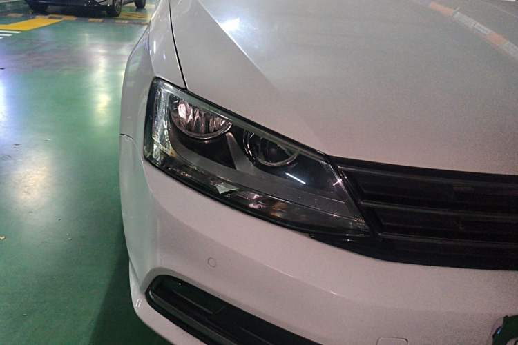 Used Volkswagen Sagitar 2015 230TSI Automatic Luxury Model Right Front Headlight