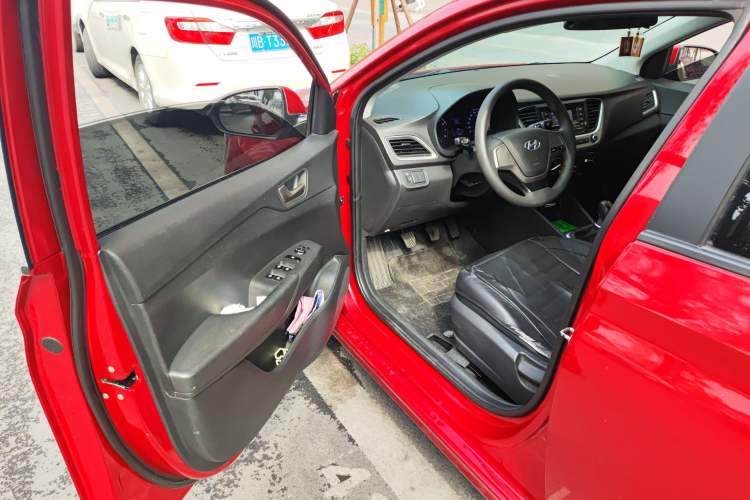 Used Hyundai Verna (new generation) 2016 1.4L Manual Cool Edition GLS Interior 3