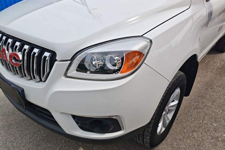 Used JAC Group T6 2022 2.0T Diesel Two-Wheel Drive Engineering Version with Long Wheelbase Left Front Headlight