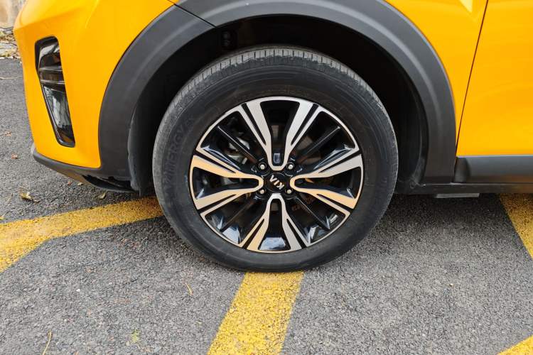 Used Kia kx1 Stonic 2021 1.4L CVT Fun & Sunroof Model Left Front Wheel Hub