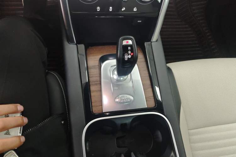 Used Land Rover Discovery Sport 2020 249 PS R-Dynamic Performance Tech Edition 7 Seats Gear Lever