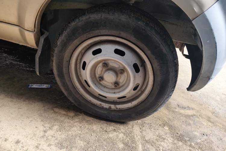 Used BAIC Weiwang 306 2011 1.3L base model 7 seats Right Front Wheel Hub