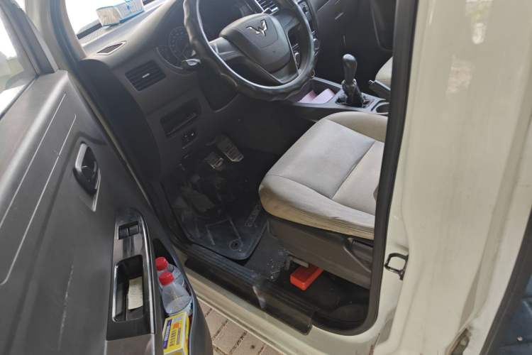 Used Wuling Rongguang V 2016 1.5L Standard Version
