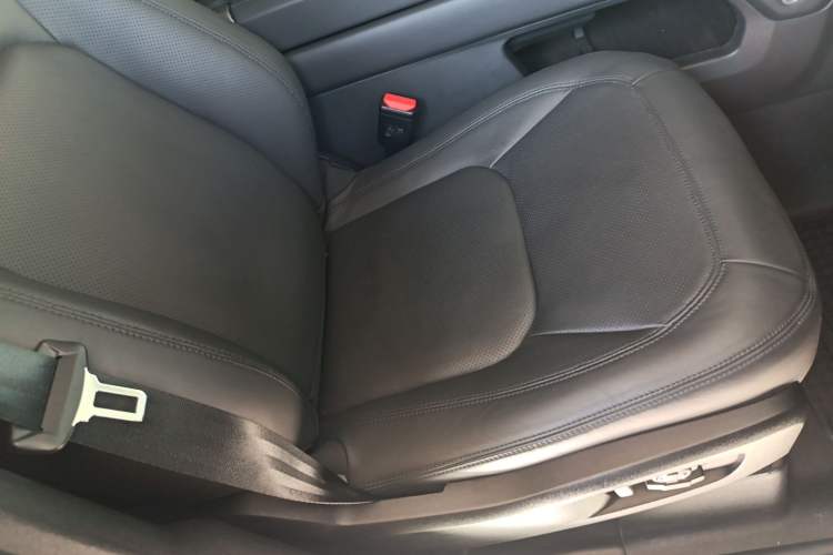 Used Land Rover Defender 2024 110 3.0T P400 X-DYNAMIC HSE Right Front Seat