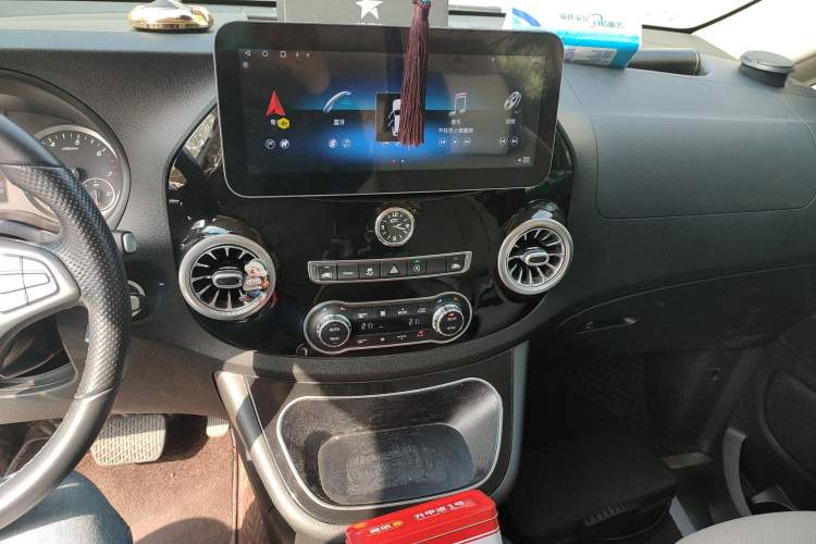 Used Mercedes-Benz Vito 2021 2.0T Business Version 7 Seats Audio And AC Panel