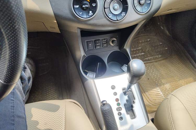 Used Toyota RAV4 2013 Special Edition 2.4L Automatic 4x4 Prestige Gear Lever