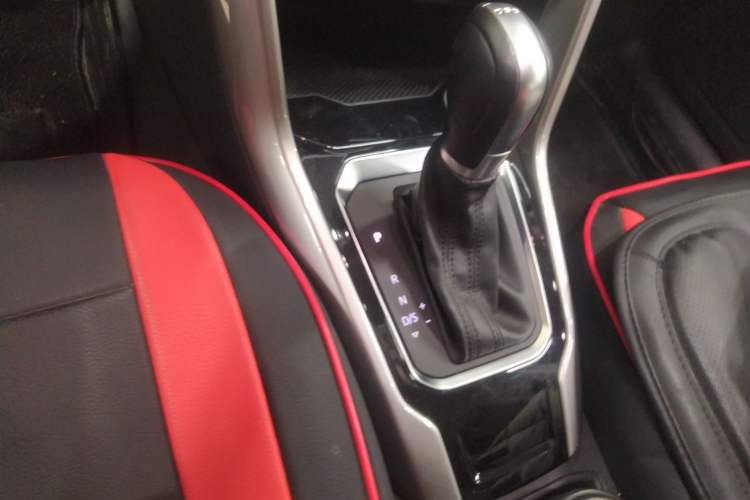 Used Volkswagen T-ROC 2019 230TSI DSG Two-Wheel-Drive Advanced Version China VI Standard Gear Lever