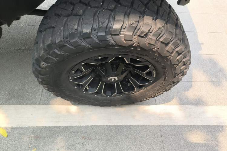 Used Jeep Wrangler 2012 3.6L Sahara Four-Door Edition Right Front Wheel Hub