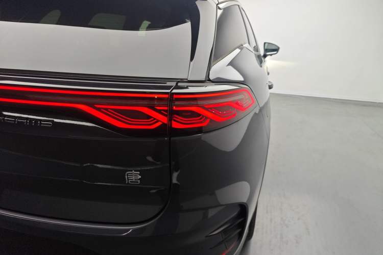 Used BYD Tang New Energy 2025 DM-i 115KM Cloud Ride Flagship Model Right Rear Taillight