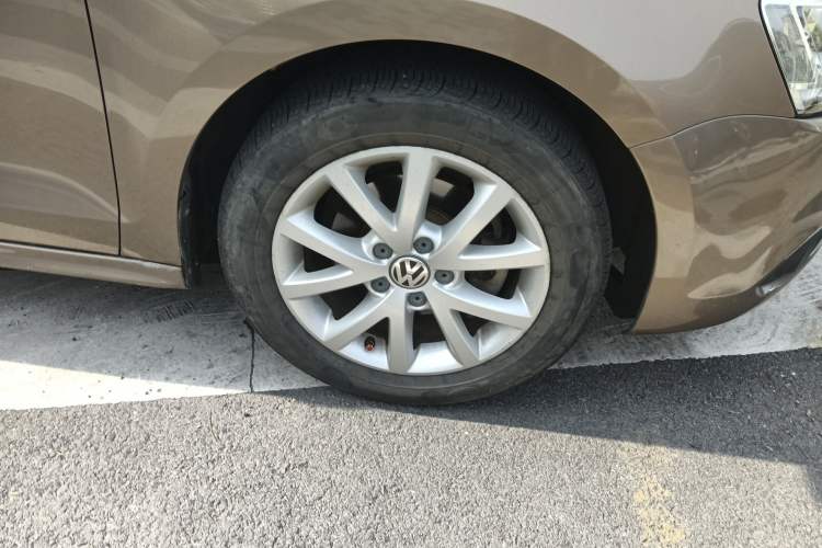 Used Volkswagen Sagitar 2012 1.6L Manual Comfort Model Right Front Wheel Hub