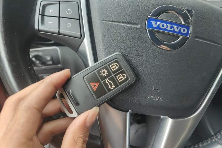 Used Volvo S60 2014 S60L 2.0T Zhiyuan Edition
