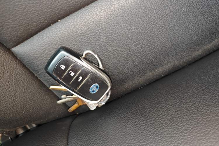 Used Toyota Levin 2017 Revised Dual-Engine 1.8H GS E-CVT Elite Sunroof Version China V Standard Vehicle Key