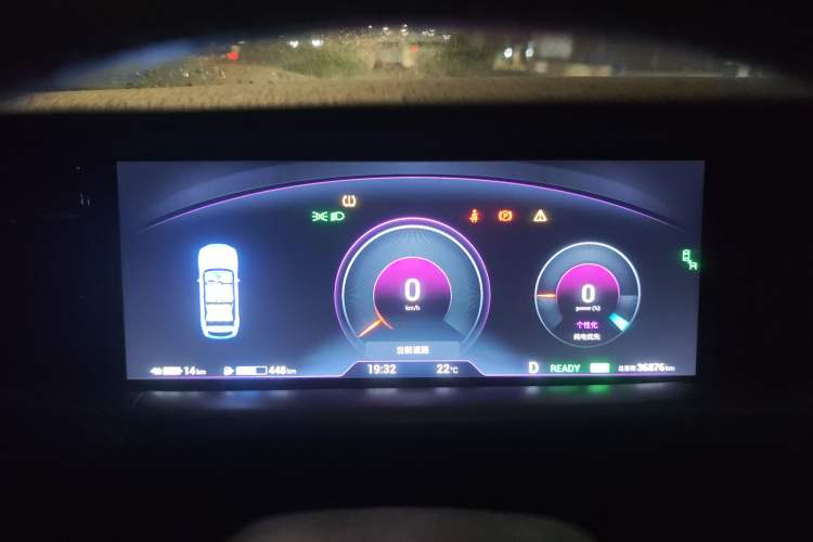 Used VOYAH FREE 2023 Four-Wheel Drive Extended-Range Model with Ultra-Long Range Instrument Cluster