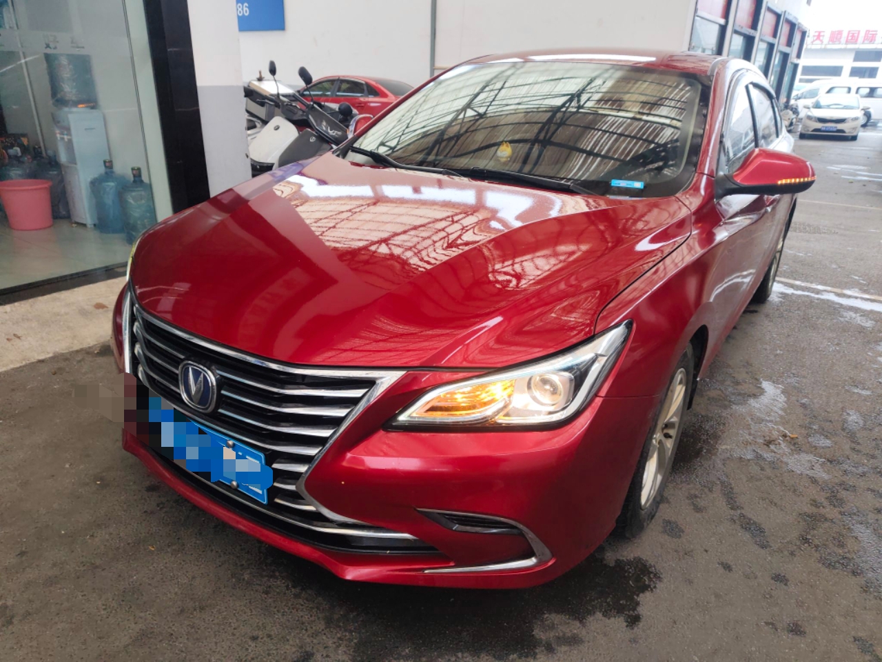 تحت مقدمة السيارة