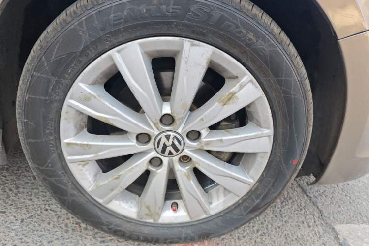 Used Volkswagen Sagitar 2014 Revised Version 1.6L Automatic Comfort Edition Right Front Wheel Hub