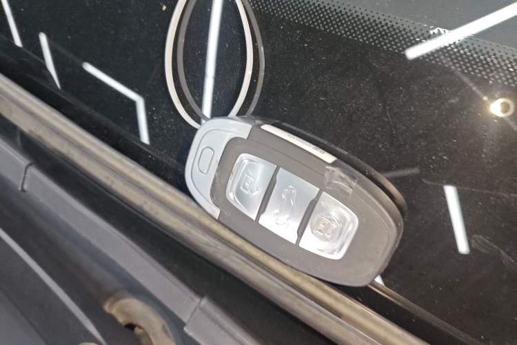 Used Hongqi E-QM5 2022 431 km Charge & Enjoy Edition Vehicle Key