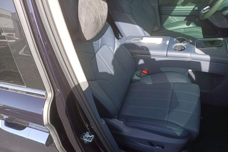 Used VOYAH Dream 2026 Model PHEV Qiankun Ultra Right Front Seat