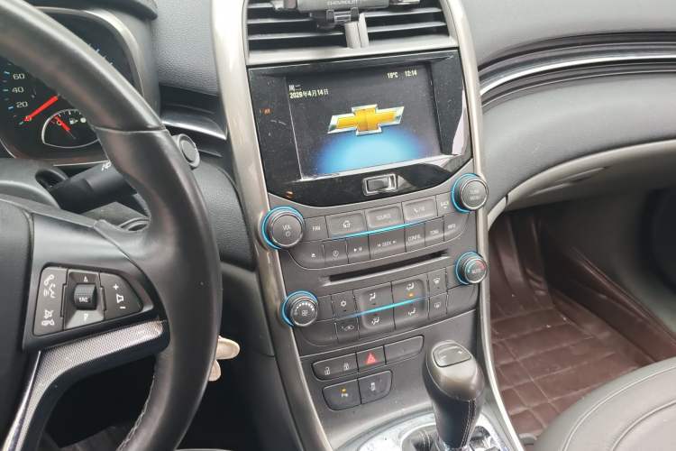 Used Chevrolet Malibu 2014 2.0L Automatic Luxury Edition Audio And AC Panel