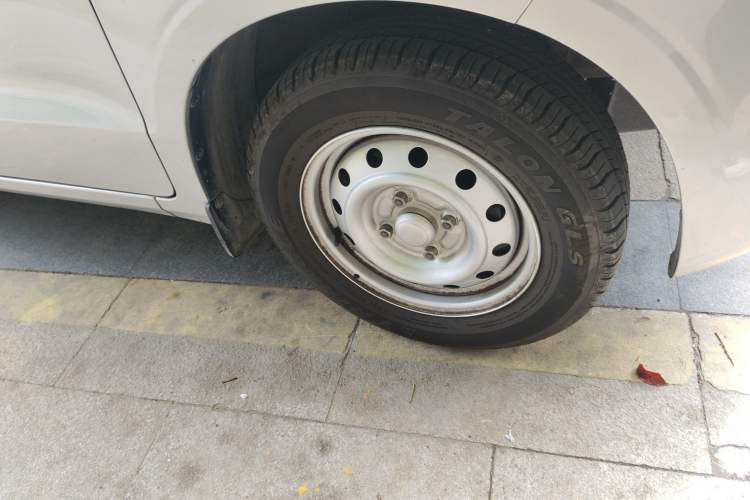 Used Wuling Hongguang V 2022 1.5L Jingqu Edition Enclosed-Window Vehicle with Electric Power Steering LAR Right Front Wheel Hub