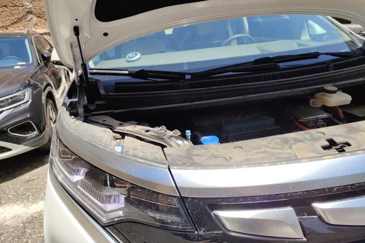 Used Denza D9 2022 DM-i 970 Four-Wheel Drive Prestige Model Engine Bay Right