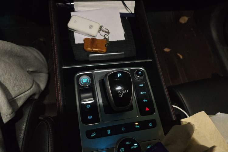 Used BYD Tang New Energy 2018 DM 2.0T All-Wheel Drive Smart Connect Elite 7-Seater China V Emission Standard Gear Lever