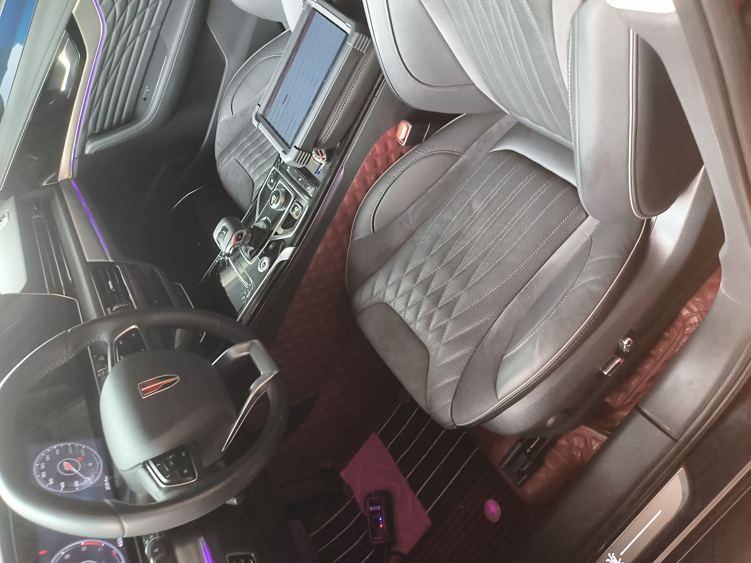 المقاعد الأمامية داخل السيارة