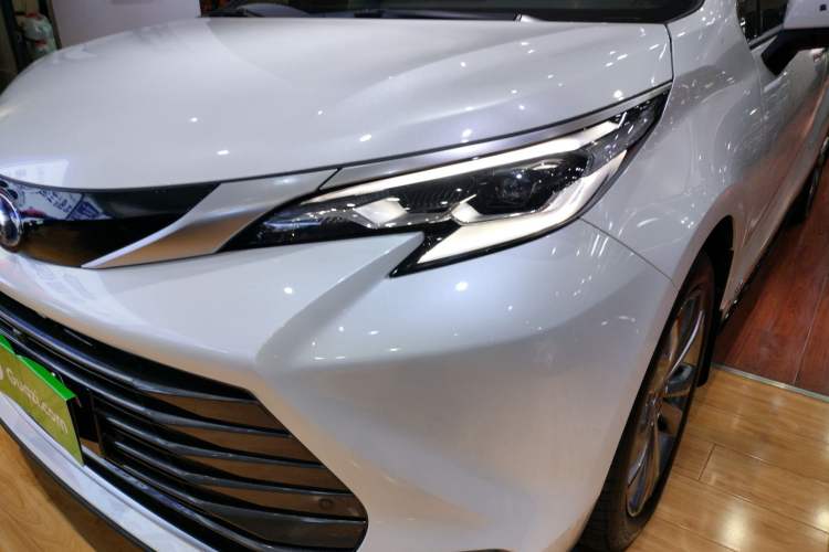 Used Toyota SIENNA 2023 2.5L Hybrid Deluxe Edition