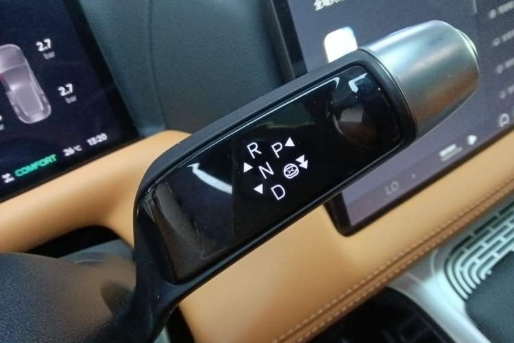 Used XPeng G9 2025 725 with Ultra-Long Range Max Gear Lever