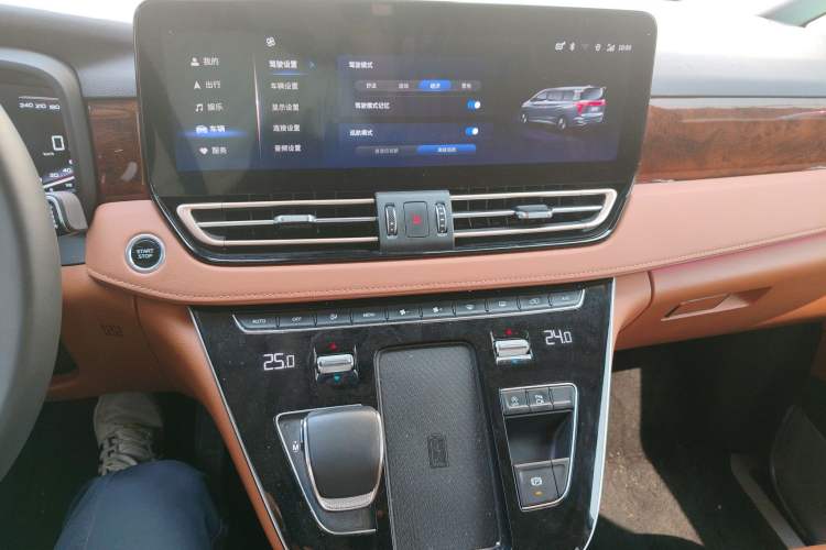 Used Hongqi HQ9 2023 2.0T Smart Connect Flagship Edition Audio And AC Panel