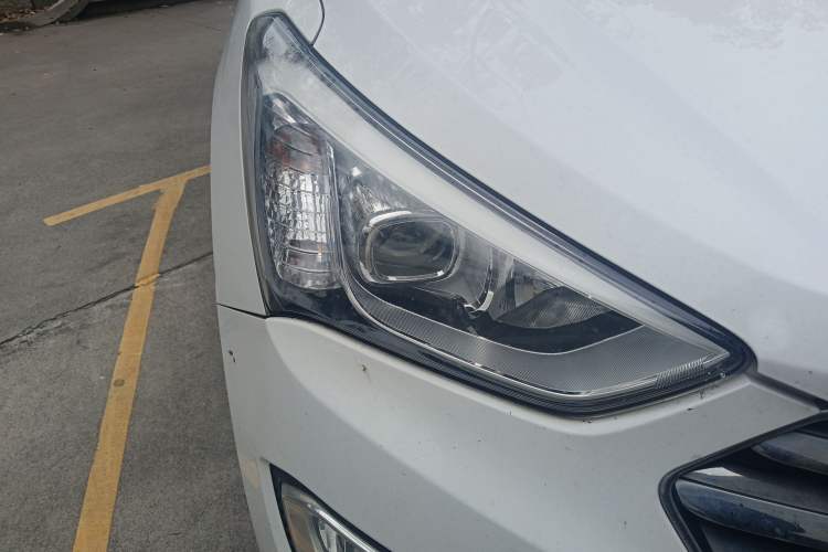 Used Hyundai Grand SantaFe 2013 3.0L 7-Seater Two-Wheel Drive Comfort Edition Right Front Headlight