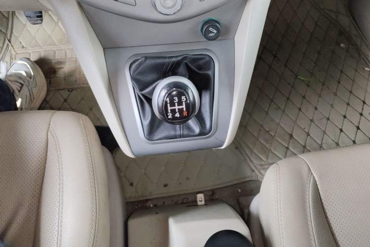 Used BYD S6 2014 2.0L Manual Luxury 5-Seater Gear Lever