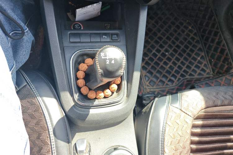 Used Volkswagen Sagitar 2012 1.4TSI Manual Luxury Model Gear Lever