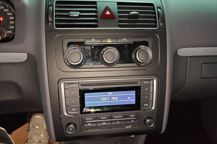 Used Volkswagen Touran 2015 1.4T DSG Comfort Edition 5 Seats Audio And AC Panel