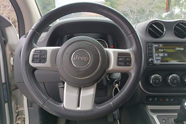 Used Jeep Compass 2014 2.0L two-wheel drive luxury version Steering Wheel