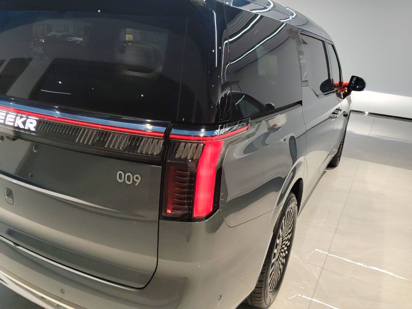 Zeekr 009 2024 Six-Seat Executive Version 4WD 108 kWh — снимка 9