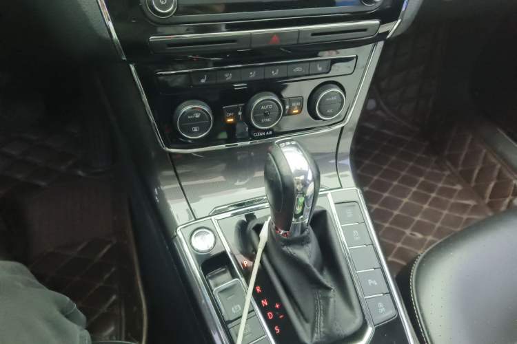 Used Volkswagen Passat 2016 330TSI DSG Prestige Edition Gear Lever