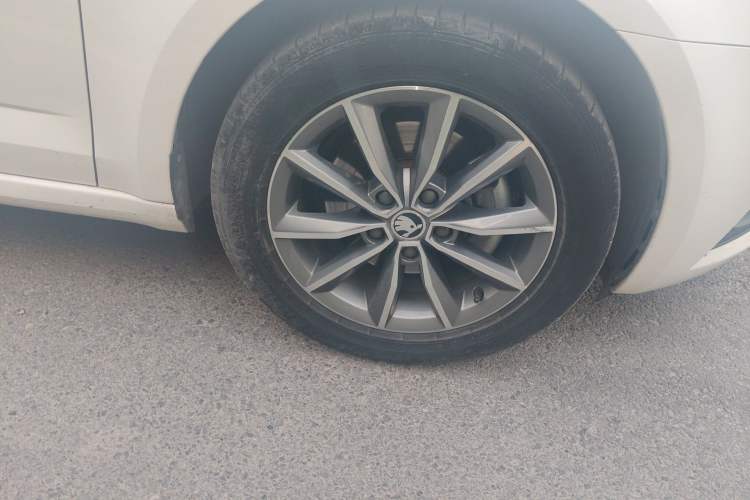 Used Skoda Octavia 2018 1.6L Automatic Comfort Edition Right Front Wheel Hub