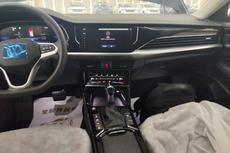 Used Volkswagen Passat New Energy 2025 430 PHEV Hybrid Business Edition Audio And AC Panel