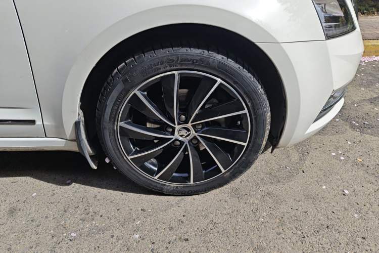 Used Skoda Octavia 2018 TSI280 DSG Luxury Edition Right Front Wheel Hub