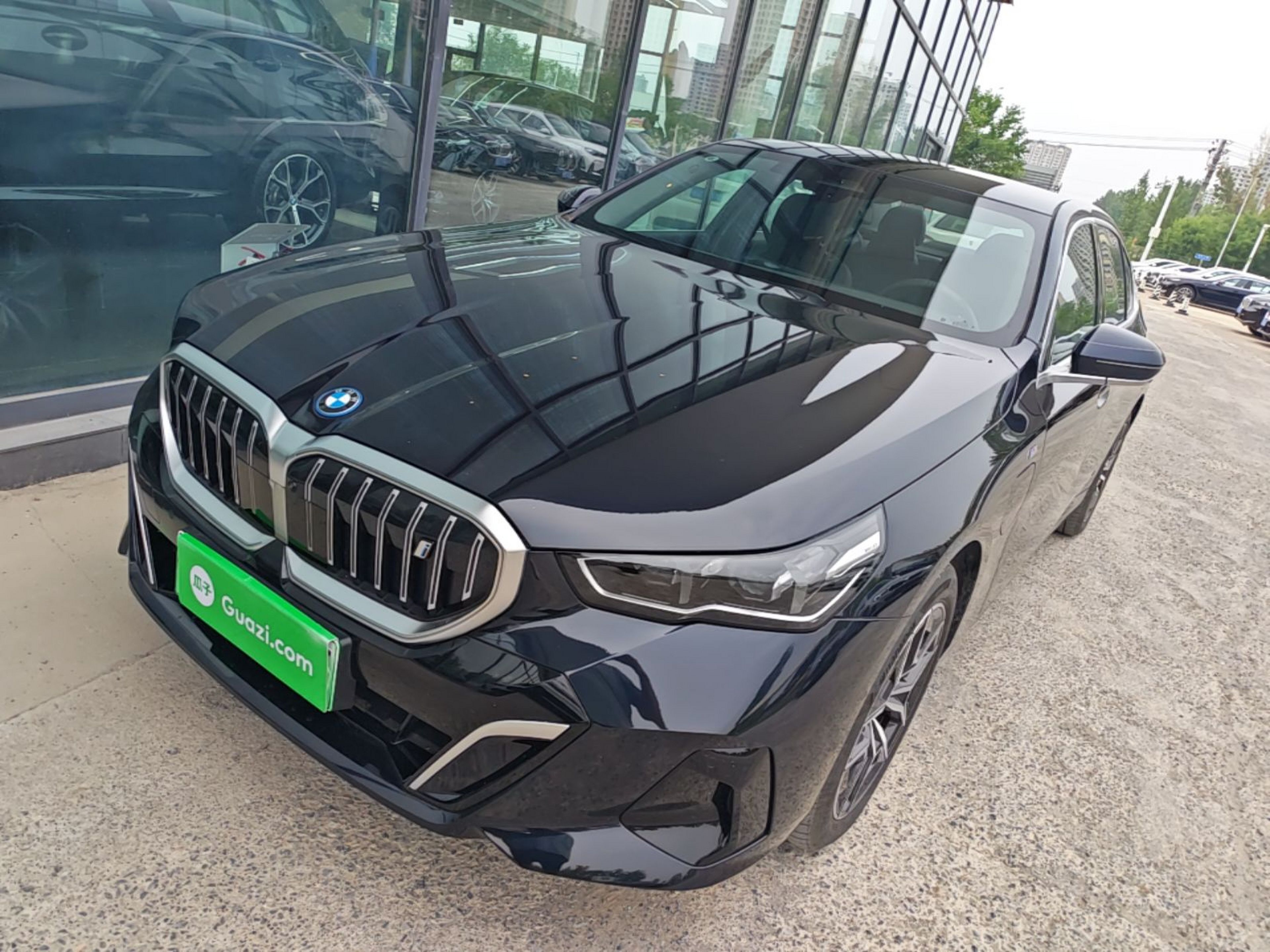 Unter der Vorderseite des Autos