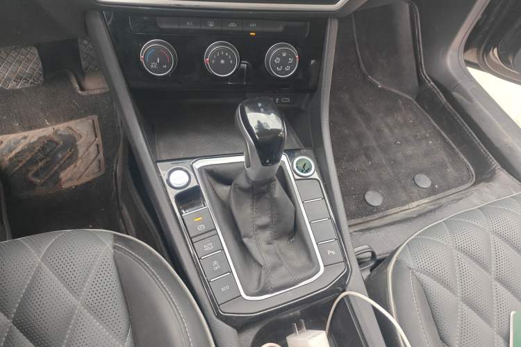 Used Volkswagen Sagitar 2025 300TSI DSG Excellence Edition Gear Lever