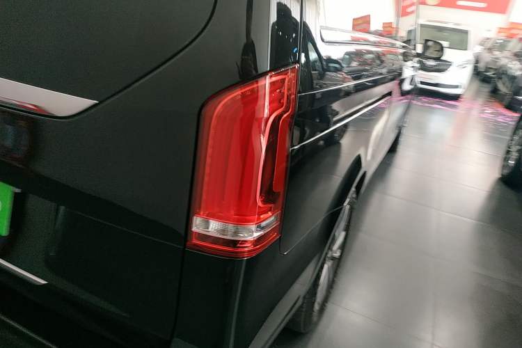 Used Mercedes-Benz V-Class 2022 V 260 Avantgarde Edition