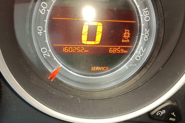 Used Citroen C4L 2014 1.6THP Intelligent Drive Automatic Dynamic Model Odometer Close Up