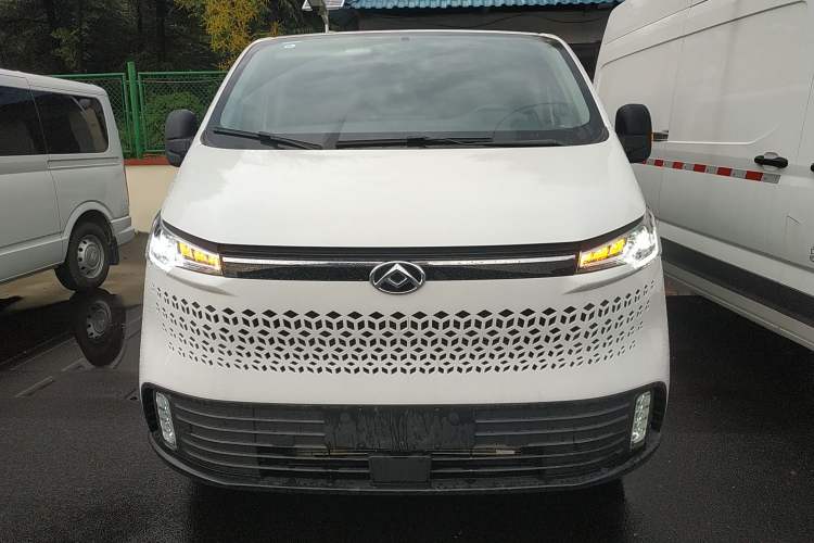 Used SAIC MAXUS Xintu V70 2023 2.0T Elite Edition Automatic Short Wheelbase Low Roof – 5/6 Seats