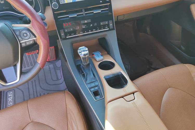 Used Toyota Avalon 2019 Dual-Engine 2.5L Limited Flagship Edition China V Standard Gear Lever