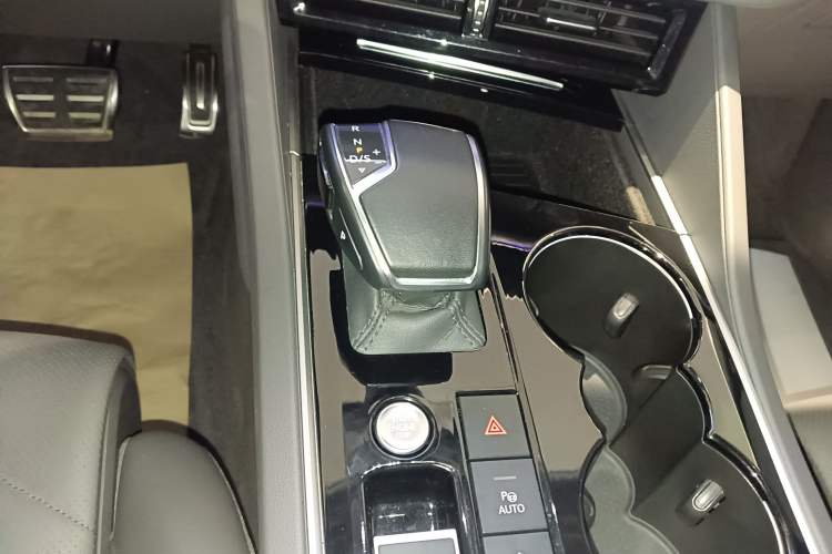 Used Volkswagen Touareg 2022 3.0 TSI Luxury Edition Black Diamond Sport Package Gear Lever